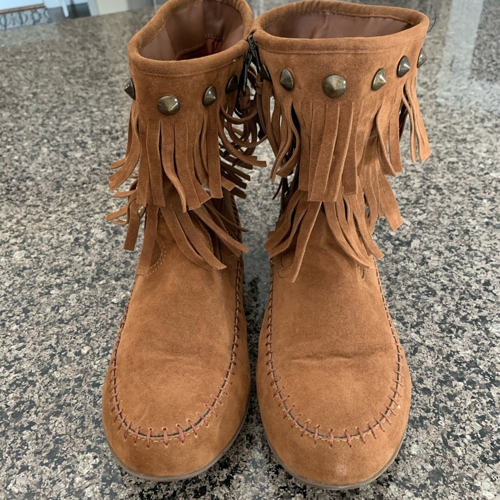 Size 8.5 Comfortview fringe bootie worn once.
